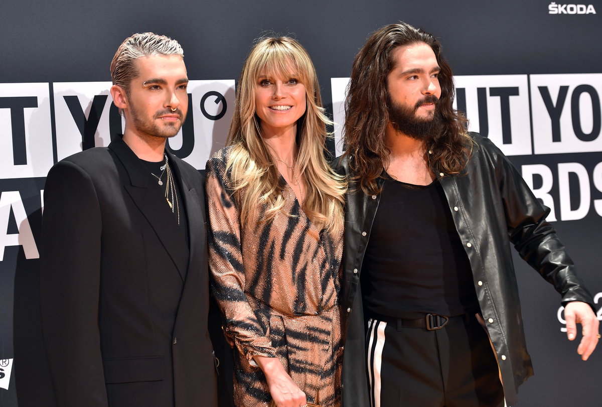 Bill und Tom Kaulitz mit Heidi Klum auf einem Event.