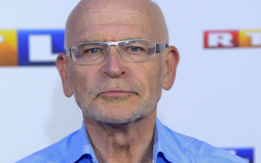 Günter Wallraff schaut streng in die Kamera.