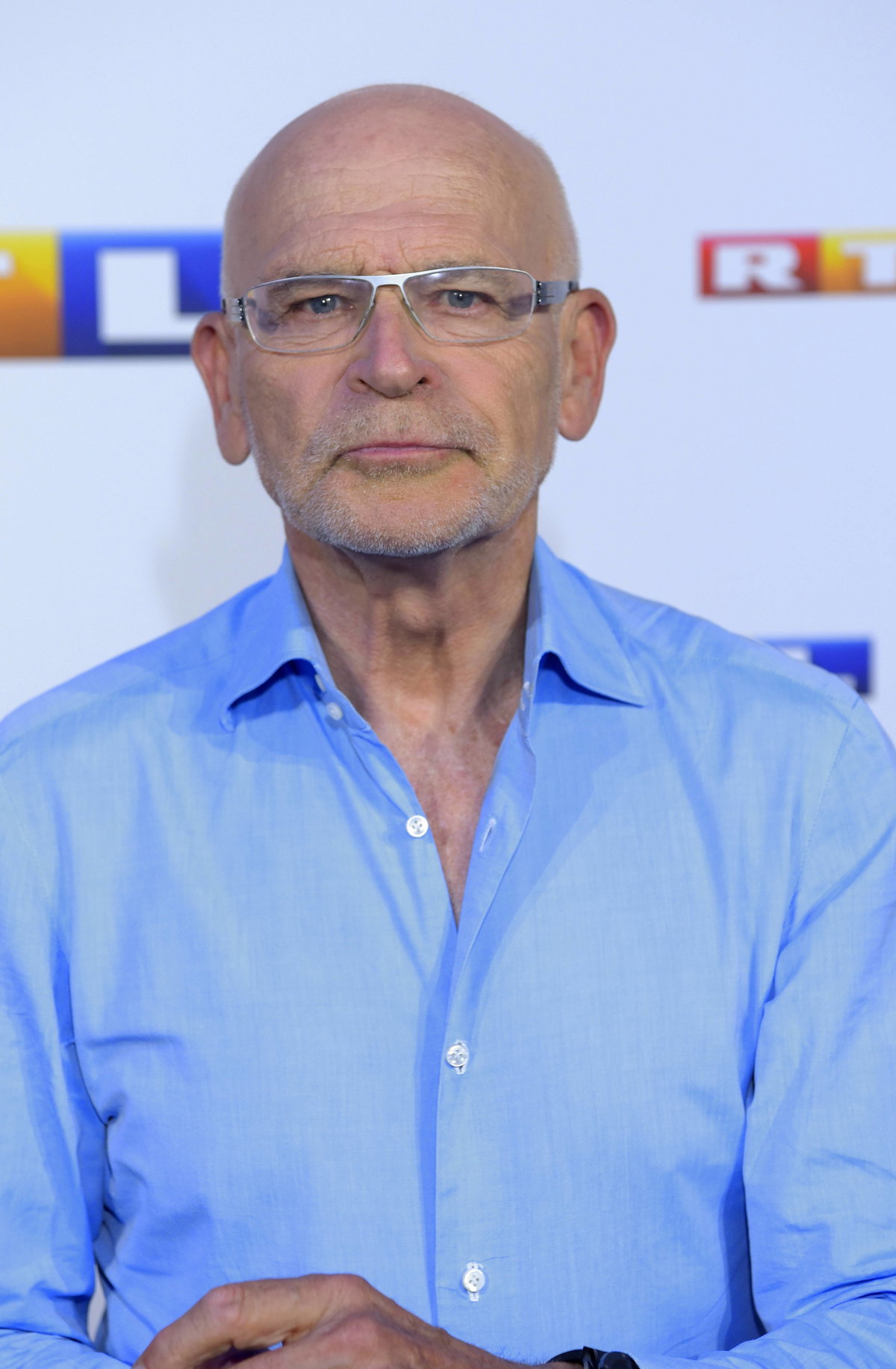 Günter Wallraff schaut streng in die Kamera.
