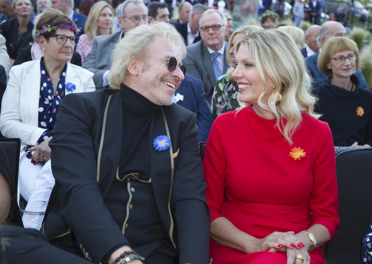 Thomas Gottschalk und Karina lachen sich an