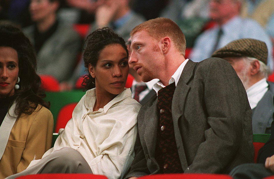 Barbara und Boris Becker sitzen nebeneinander