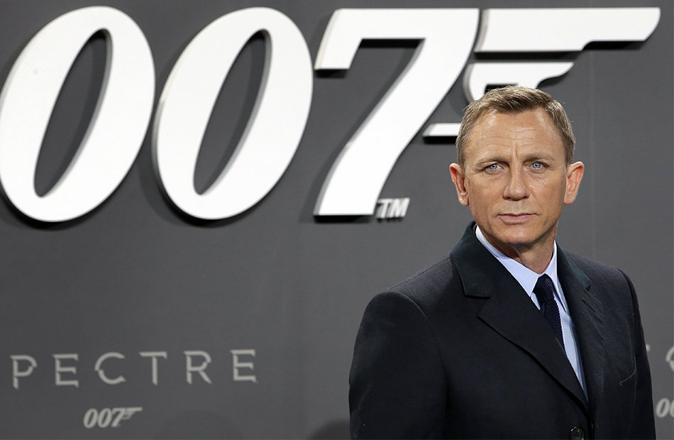 Daniela Craig vor dem James Bond Hintergrund.