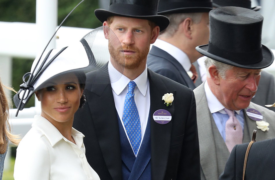 Prinz Harry und Herzogin Meghan neben Prinz Charles