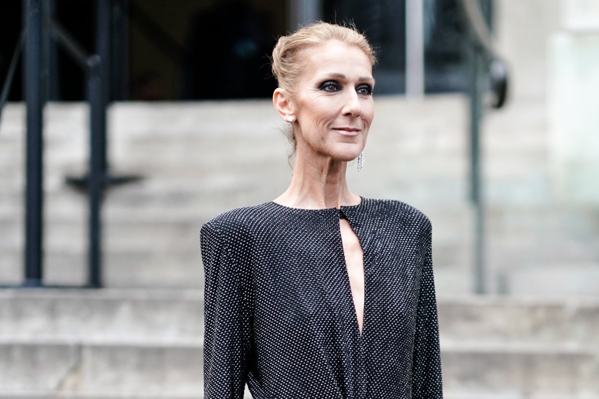 Céline Dion sieht zur Seite