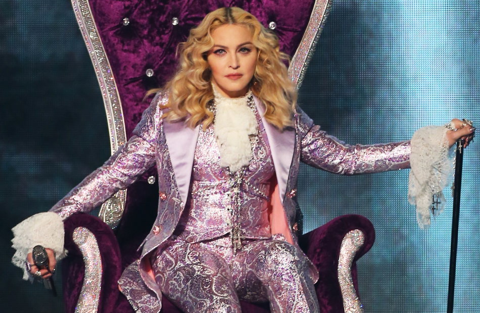 Madonna sitzt auf einem Thron