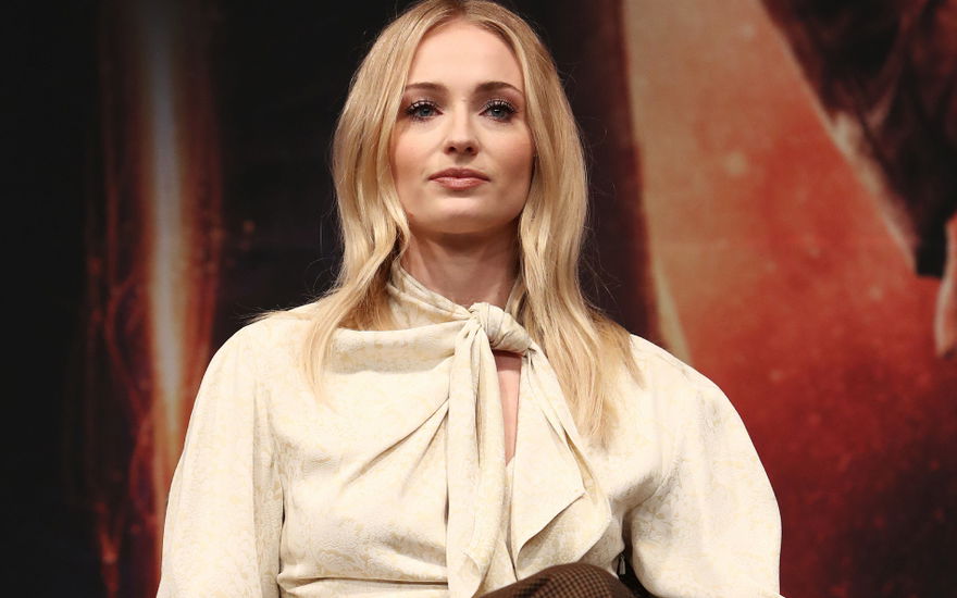Sophie Turner schaut ernst in die Kamera.