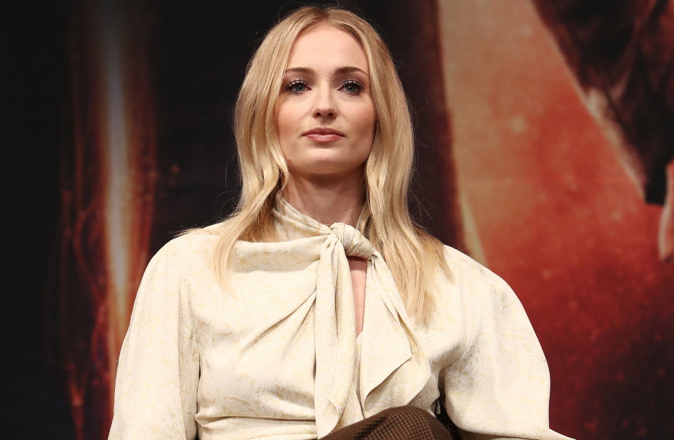 Sophie Turner schaut ernst in die Kamera.