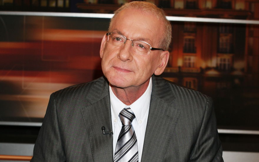 Peter Zwegat mit Brille