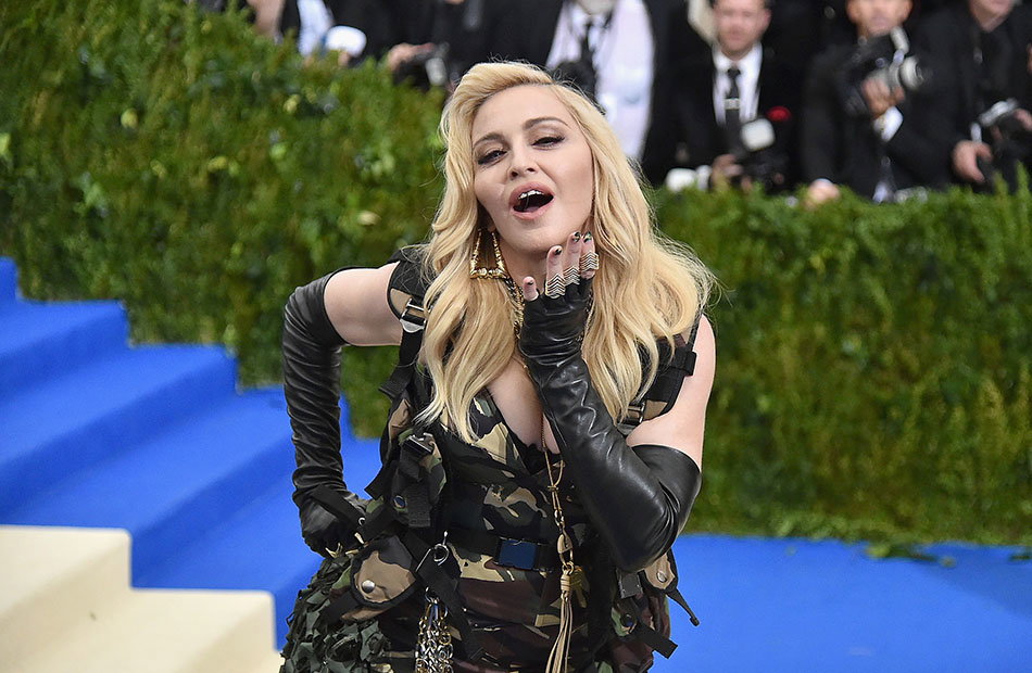 Madonna posiert mit geöffneten Mund auf dem roten Teppich