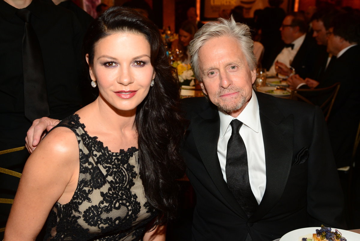 Michael Douglas und Catherine Zeta-Jones sitzen nebeneinander