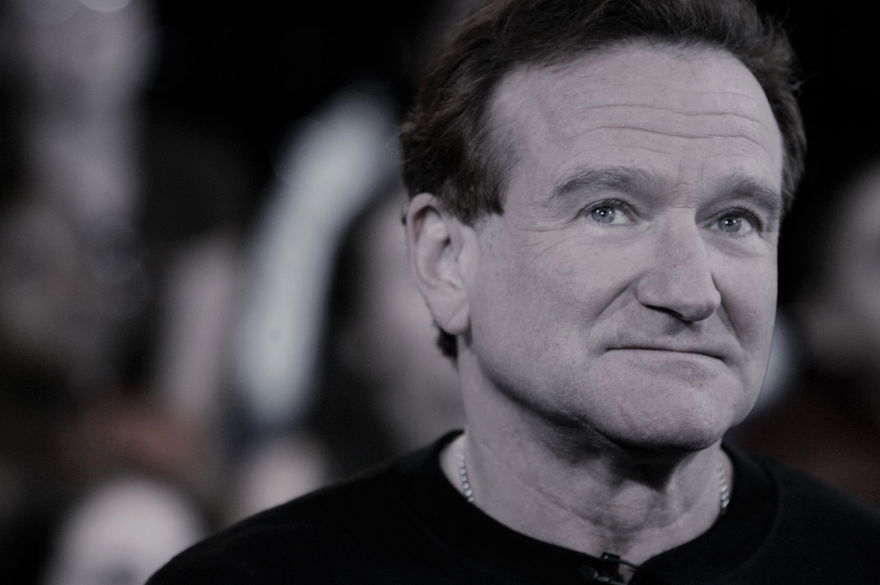 Der verstorbene Schauspieler Robin Williams schaut nachdenklich nach oben