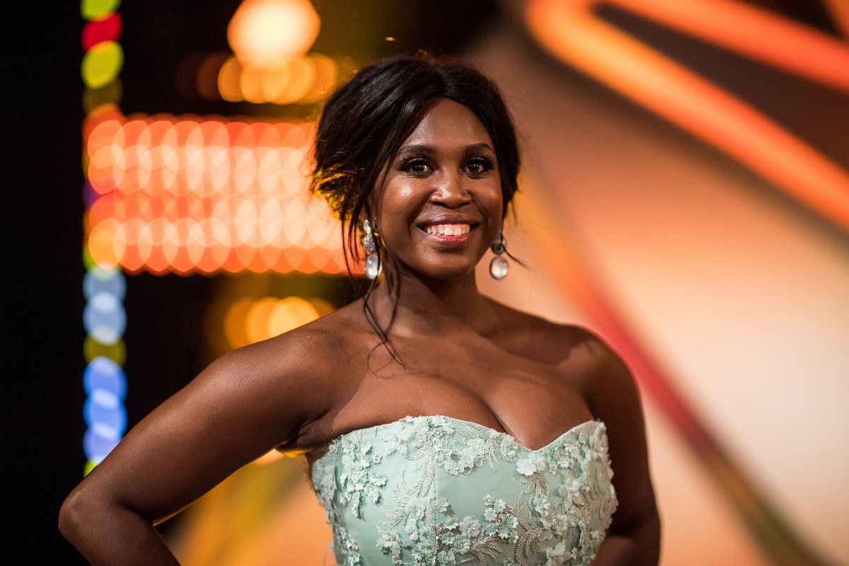 Motsi Mabuse lächelt in die Kamera