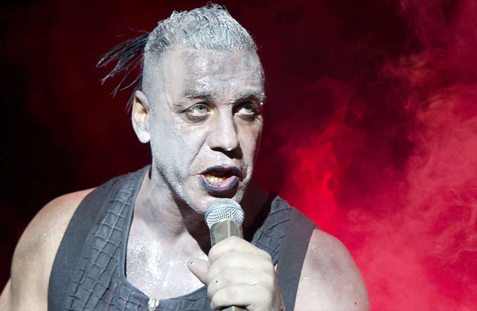 Till Lindemann mit Mikro auf der Bühne.