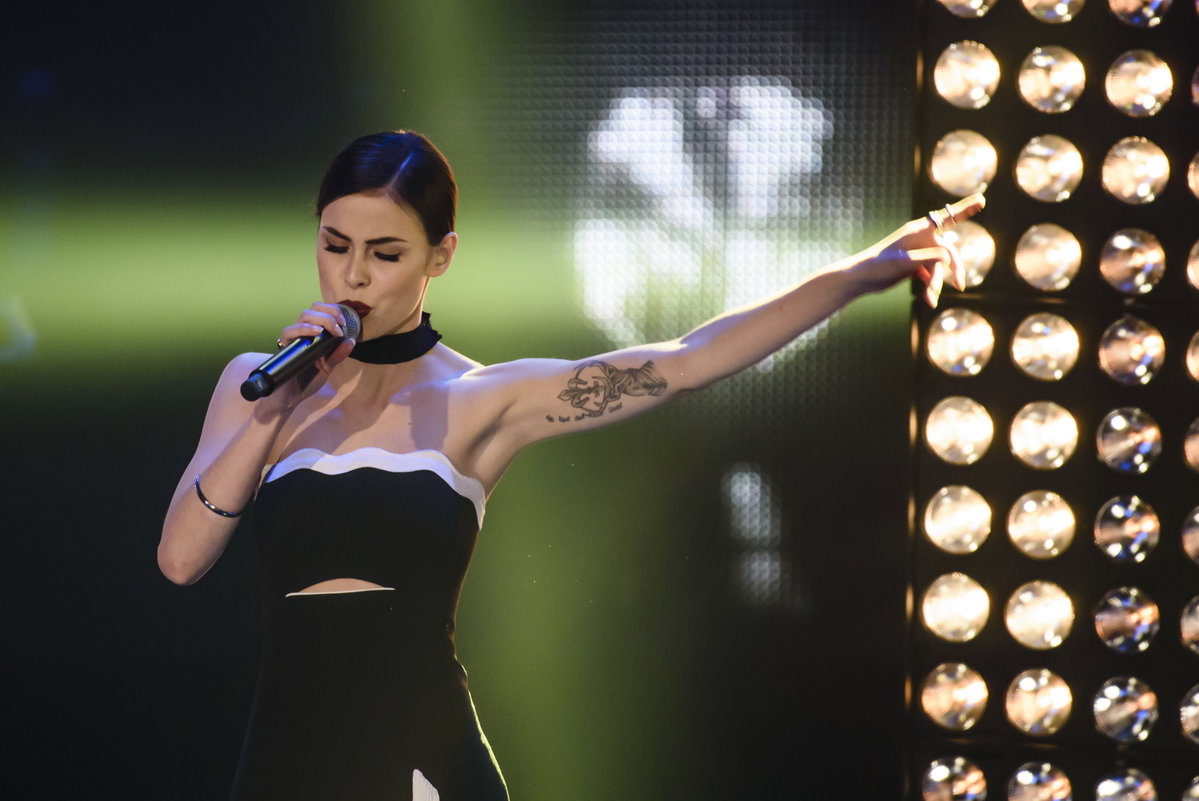 Lena Meyer-Landrut singt mit geschlossenen Augen ins Mikrofon