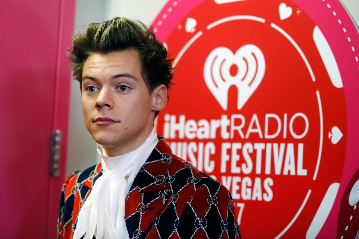 Harry Styles zieht die Augenbrauen hoch