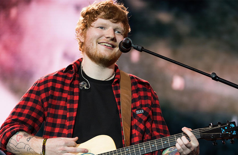 Ed Sheeran auf der Bühne mit Gitarre.