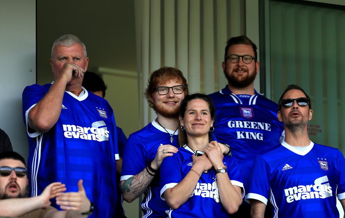Ed Sheeran und seine Frau Cherry Seaborn bei einem Fußballspiel.