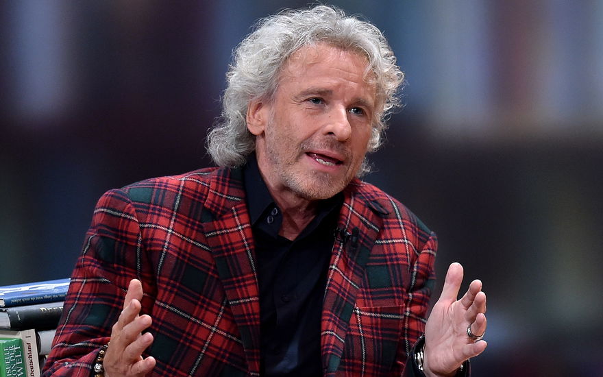 Thomas Gottschalk gestikuliert