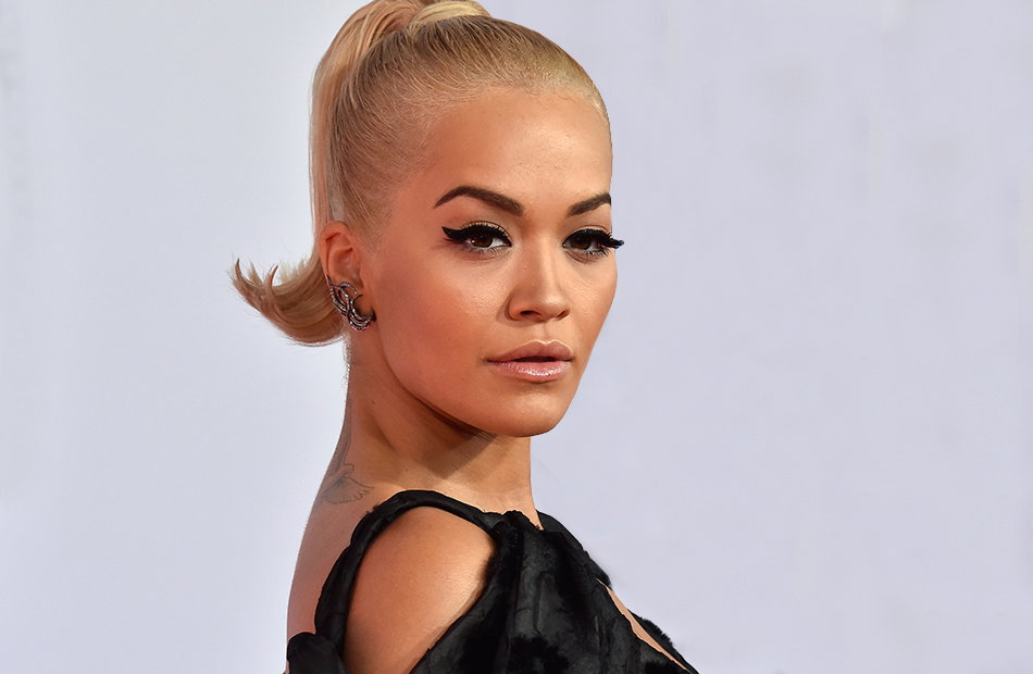 Rita Ora blickt in die Kamera.
