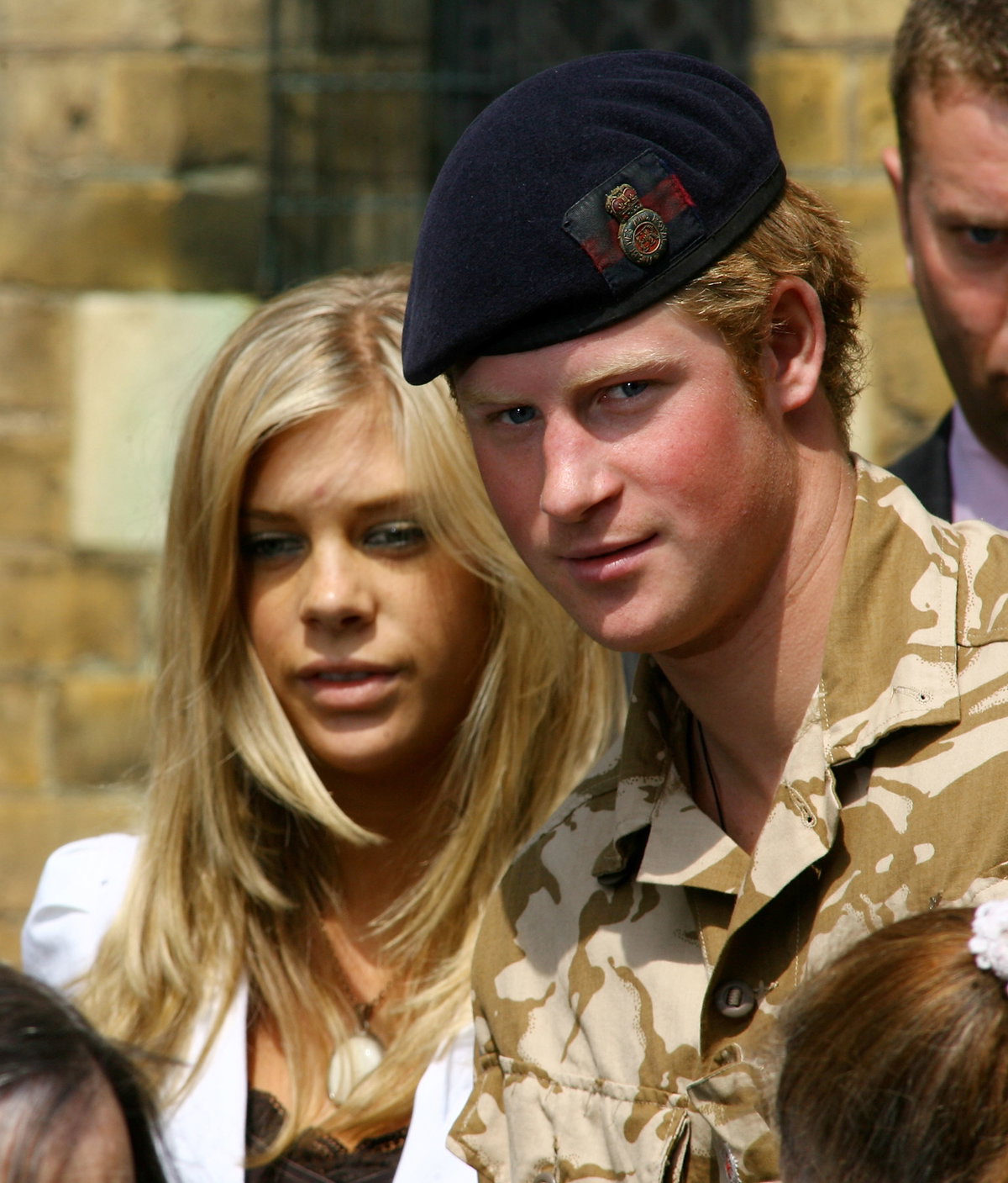 Prinz Harry im Armee-Outfit. An seiner Seite seine damalige Freundin Chelsy Davy