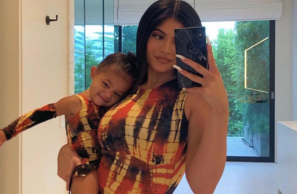 Kylie Jenner mit Tochter Storm auf dem Arm