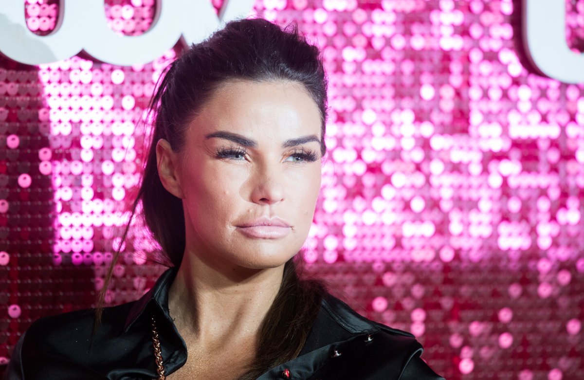 Katie price guckt ernst