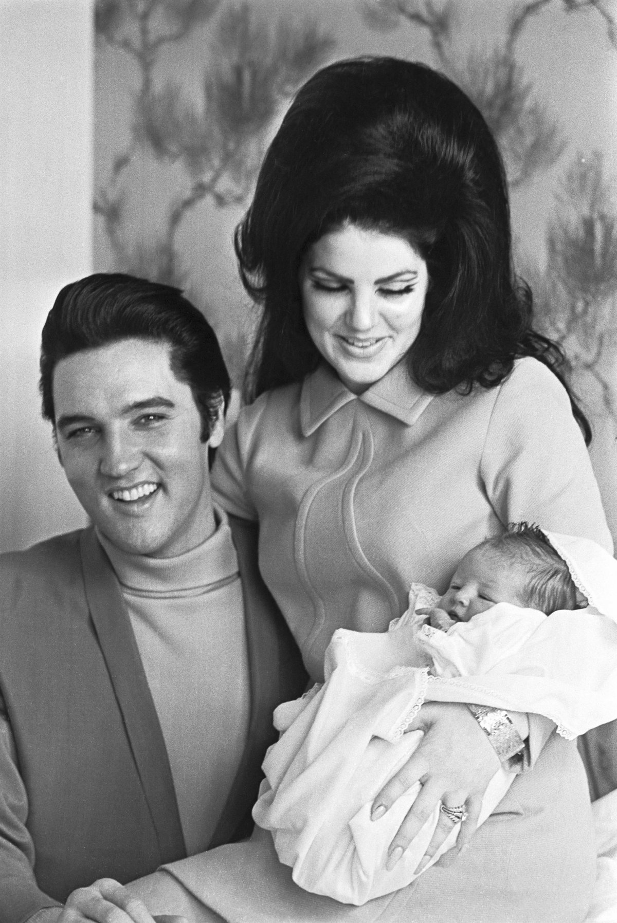 Elvis und Priscilla Presley mit Baby Lisa Marie im Arm