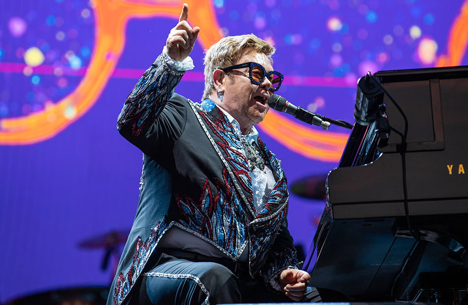 Elton John sitzt am Klavier