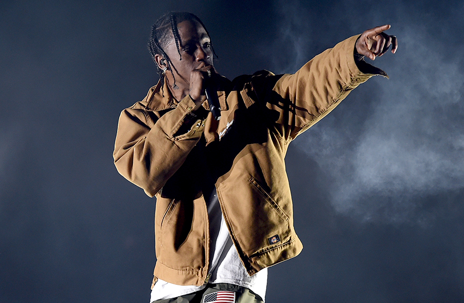Travis Scott zeigt ins Publikum