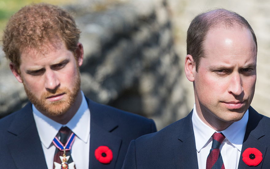Prinz Harry und Prinz William schauen beide ernst