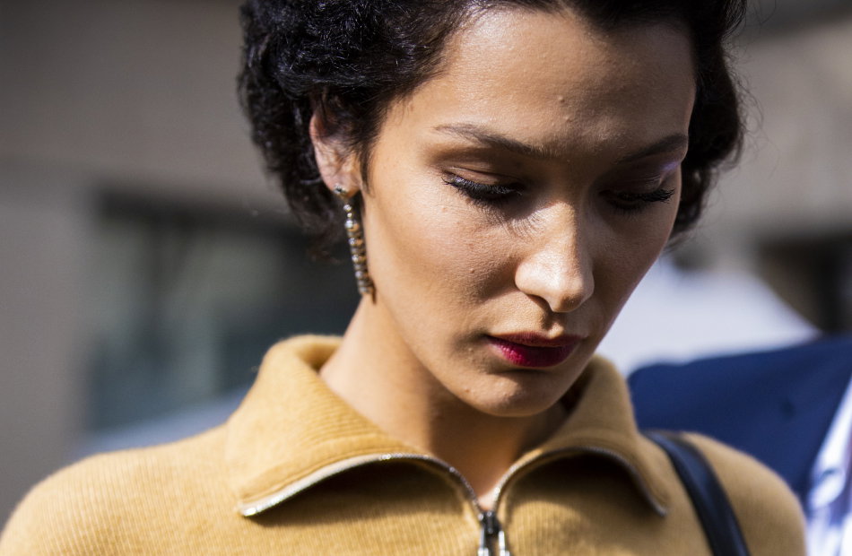 Bella Hadid guckt traurig nach unten