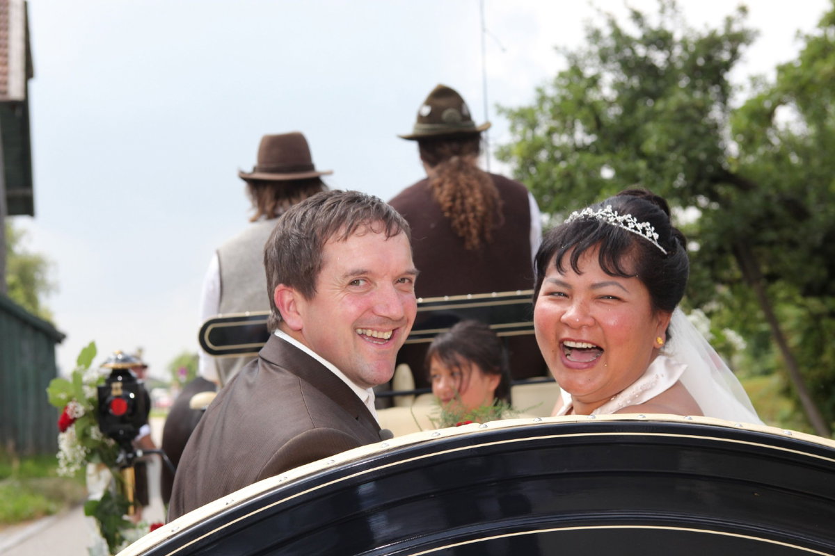 Das "Bauer sucht Frau"-Paar Josef und Narumol bei ihrer Hochzeit.