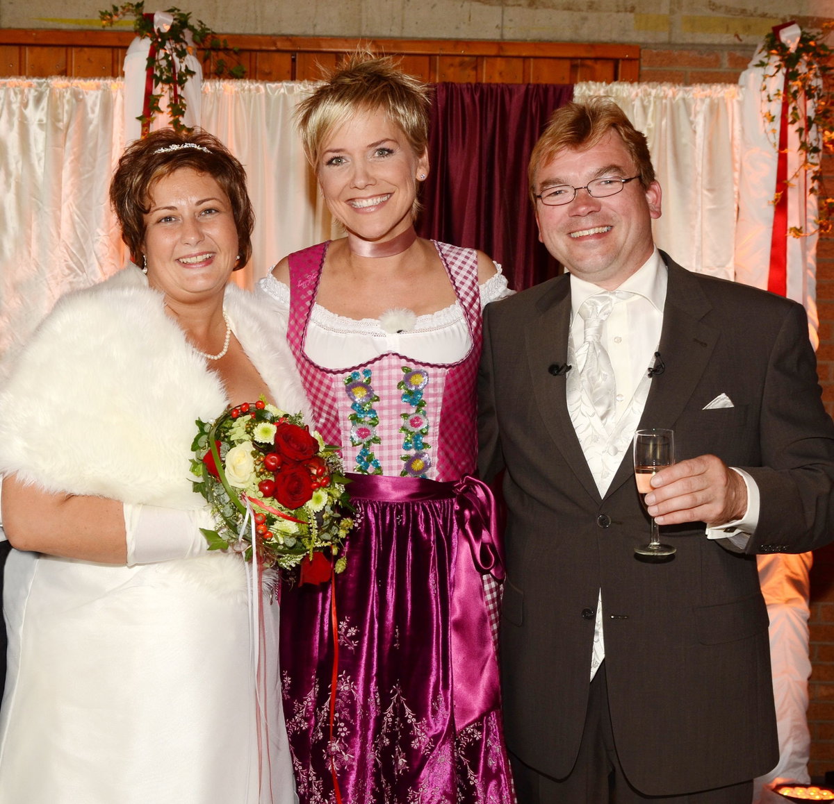 Das "Bauer sucht Frau"-Paar Willi und Karola mit Inka Bause