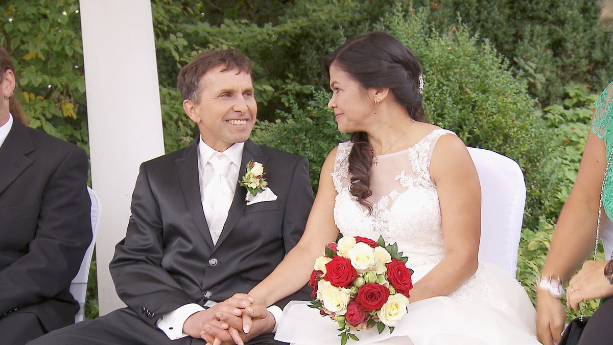 Das "Bauer sucht Frau"-Paar Gottfried und Elodie bei ihrer Hochzeit