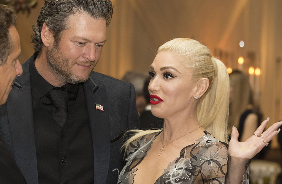 Blake Shelton schaut nach unten, Gwen Stefanie gestikuliert wild