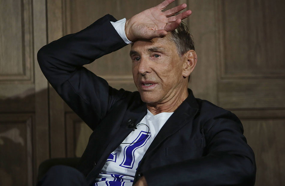 Wolfgang Joop hält sich die Rückseite seiner Hand auf die Stirn.