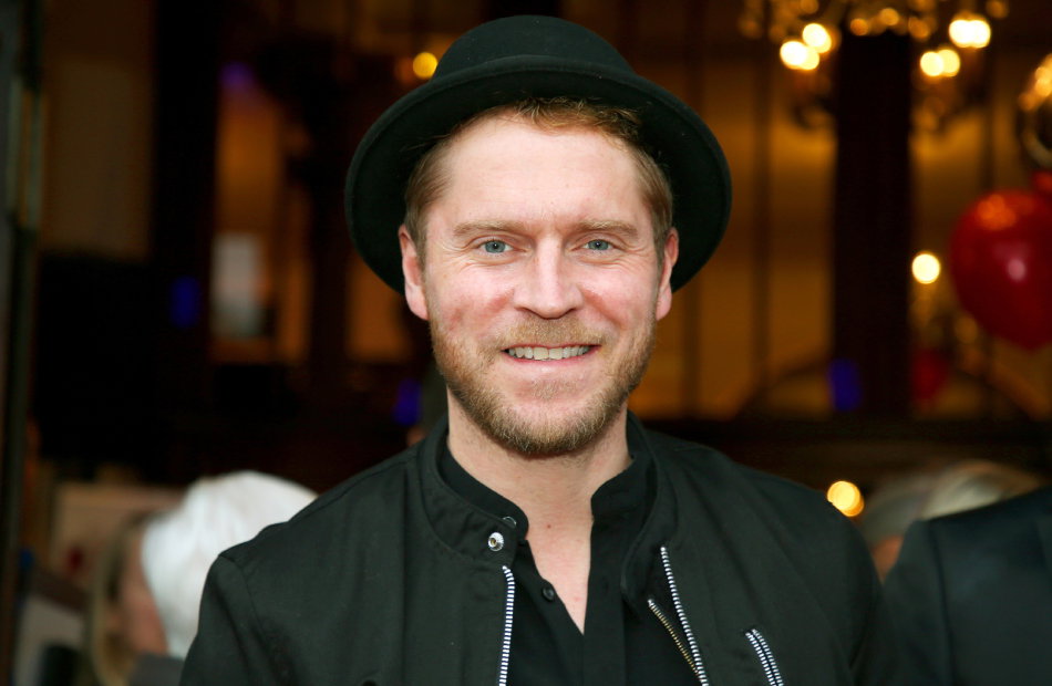 Johannes Oerding blickt gut gelaunt in die Kamera