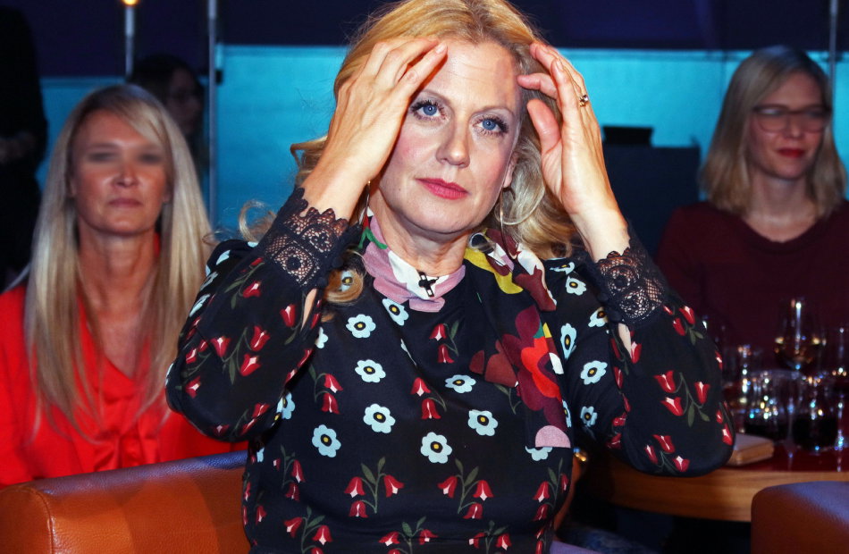 Barbara Schöneberger fasst sich in die Haare