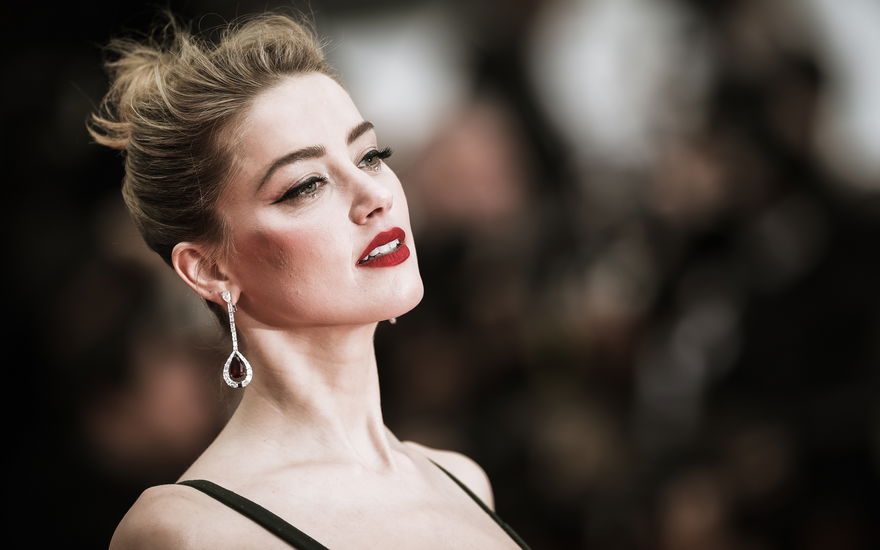 Amber Heard lächelt