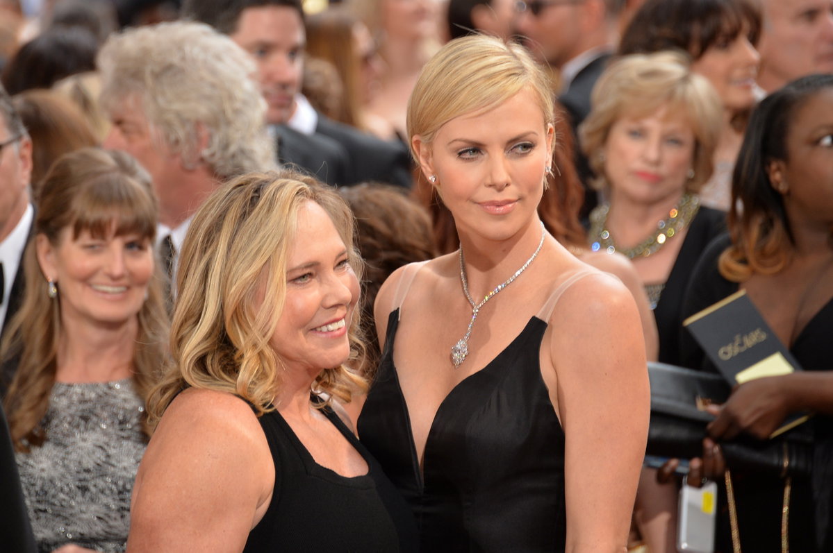 Charlize Theron und Mutter Gerda lachen