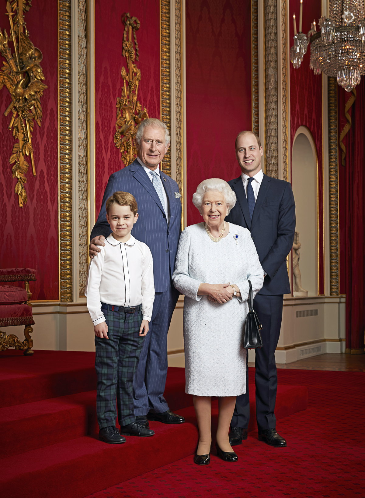 Queen Elizabeth II. mit Prinz George, König Charles III. und Prinz William im Thronsaal