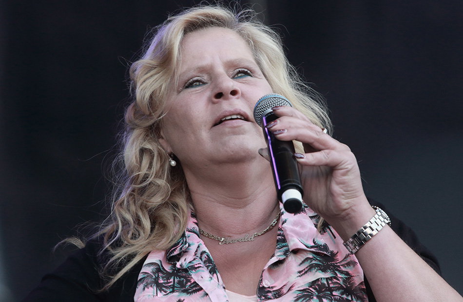 Silvia Wollny mit einem Mikrofon