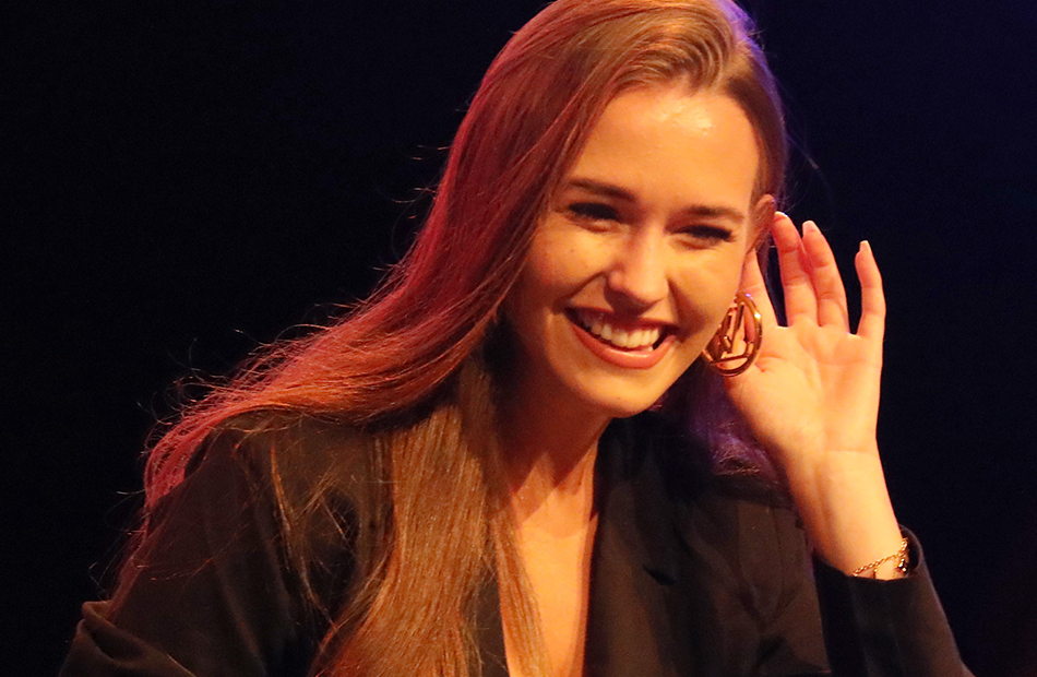 Laura Müller lacht