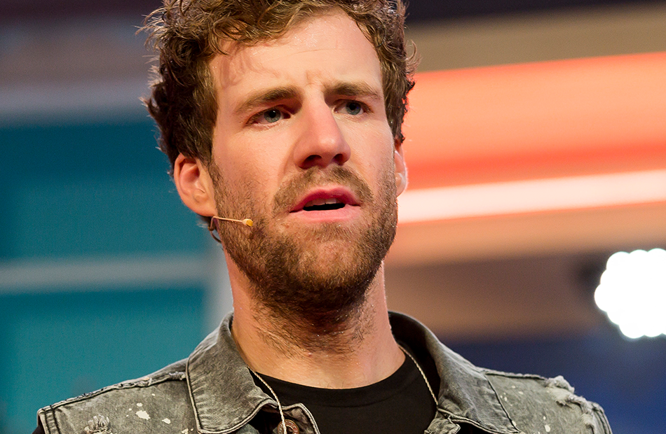 Luke Mockridge schaut nachdenklich bei einem Auftritt