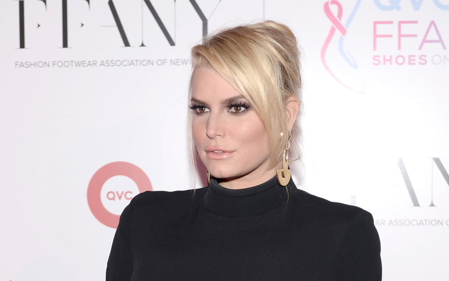 Jessica Simpson trägt schwarz.
