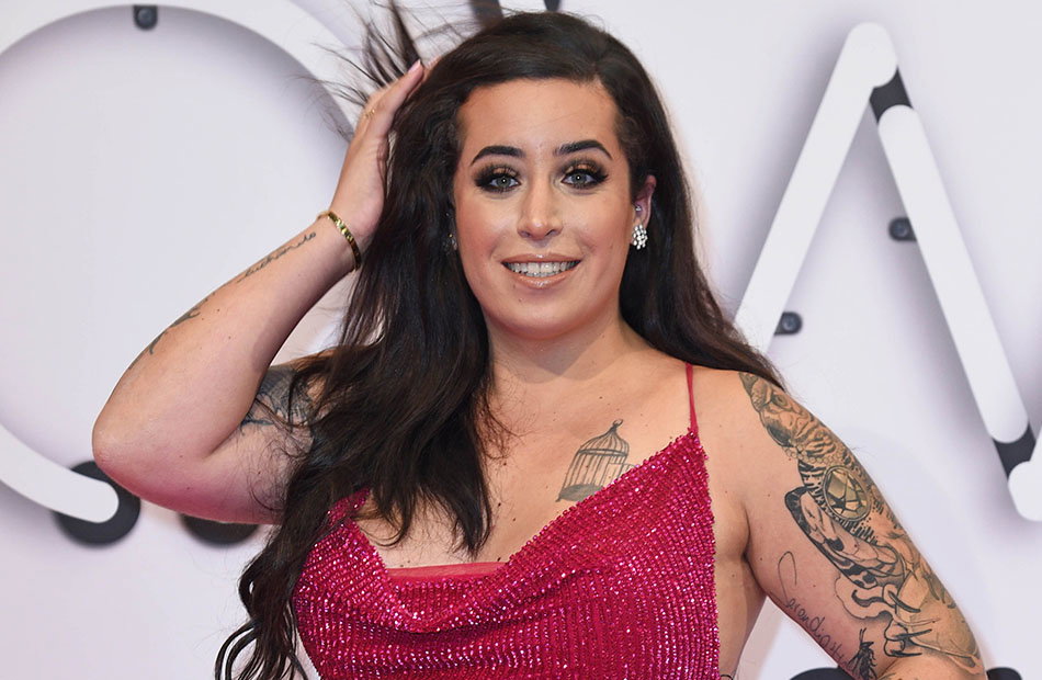 Jolina Mennen fasst sich an den Kopf