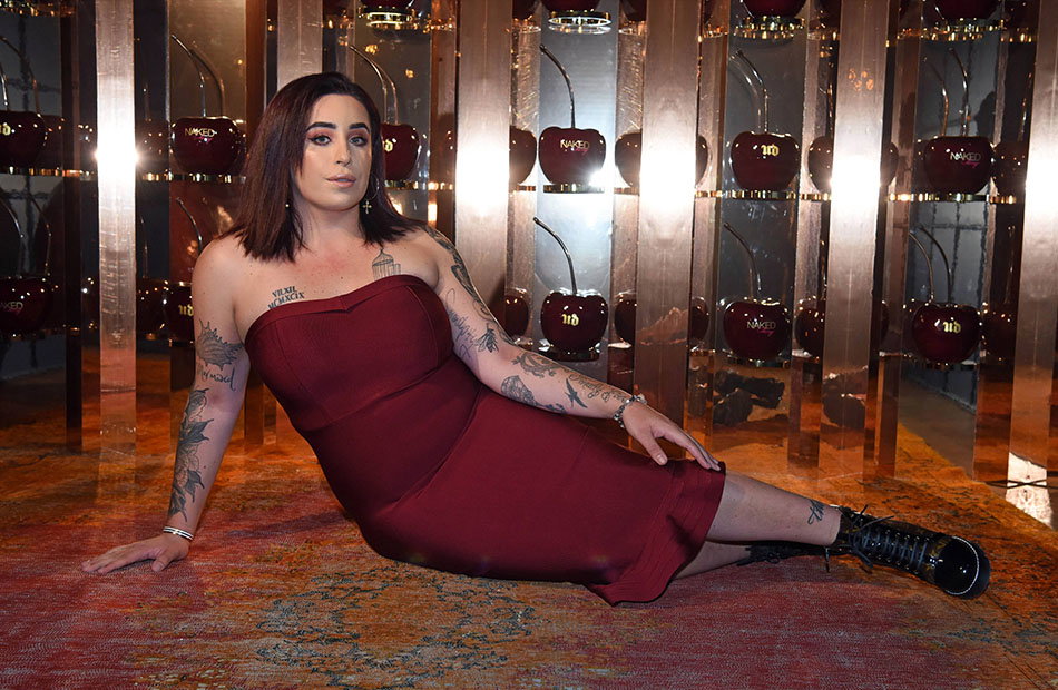 Jolina Mennen posiert auf dem Boden