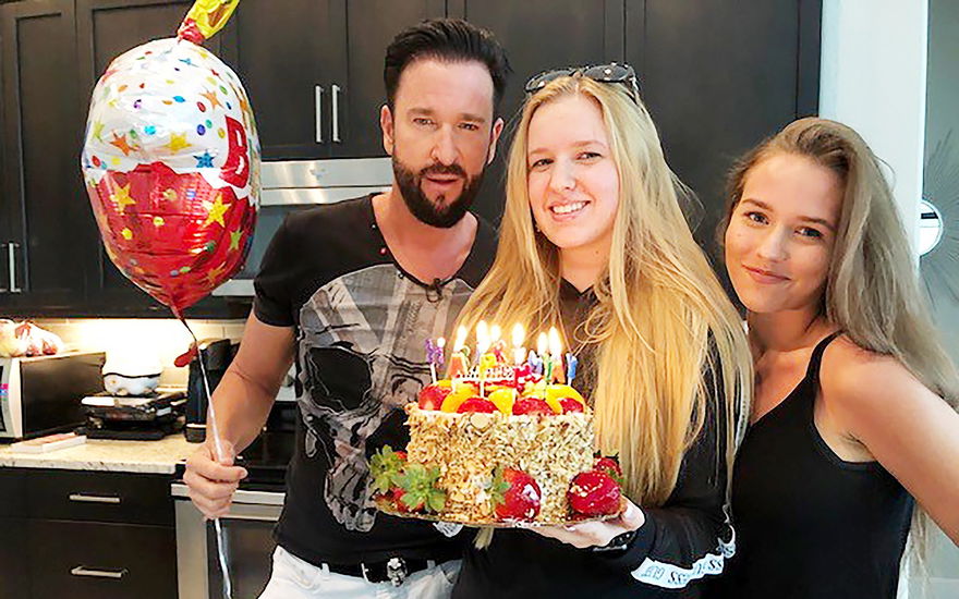 Michael Wendler, Adeline Norberg und Laura Müller mit Kuchen und Ballon