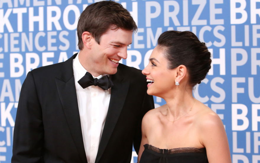 Ashton Kutcher und Mila Kunis lachen sich an