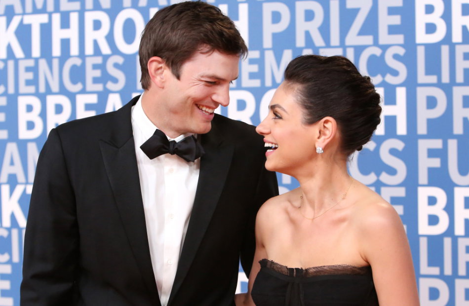 Ashton Kutcher und Mila Kunis lachen sich an